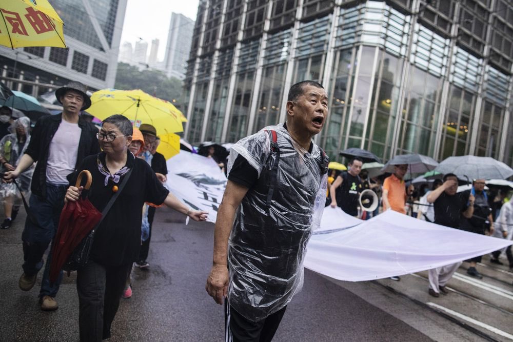 香港壹傳媒集團創辦人黎智英今日因被人指控參與非法集結，而遭香港警方逮捕。   圖：翻攝自推特