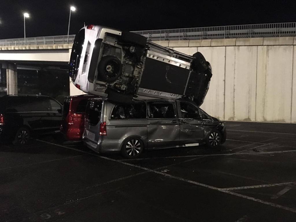 遭闖入停車場內的賓士有的被撞倒、全車上下都被砸爛、板金被撞道變形的也有，更有兩輛車被上下堆疊起來，現場可說是一片狼藉。   圖:翻攝自 Mikel Ruiz Oar-Arteta 推特