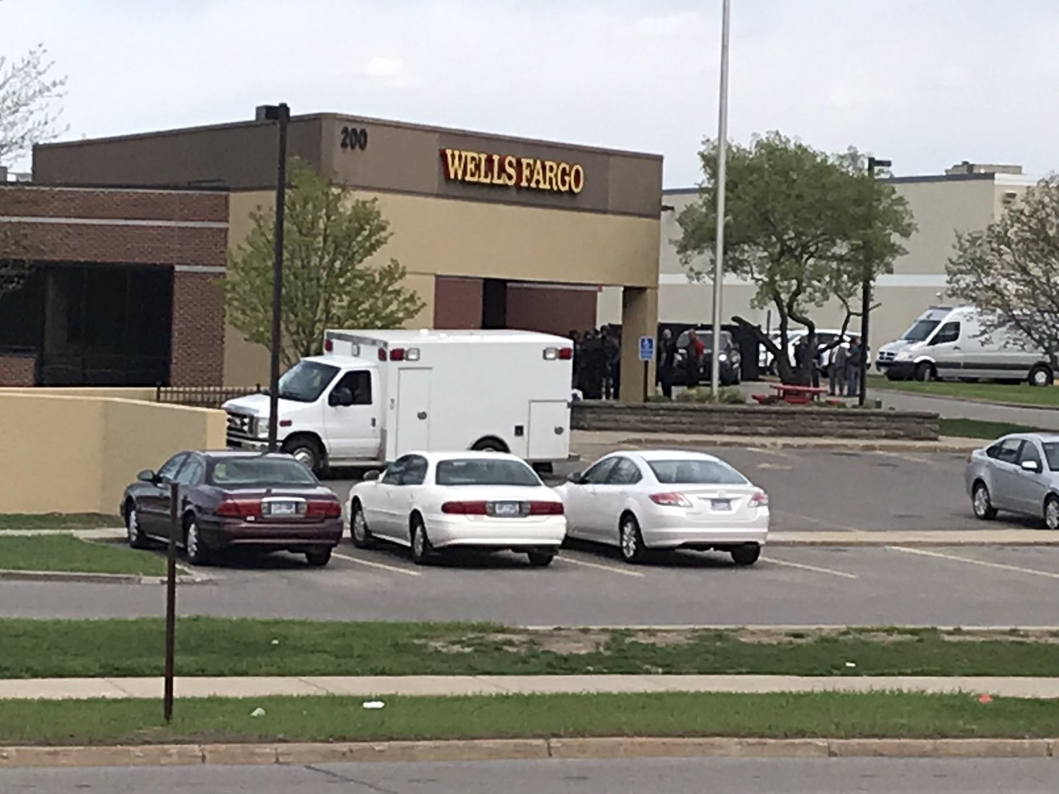 美國明尼蘇達州聖克勞德市(St. Cloud, Minnesota)的富國銀行（Wells Fargo）當地時間7日下午發生一起搶劫案。   圖：翻攝自DannySpewak推特