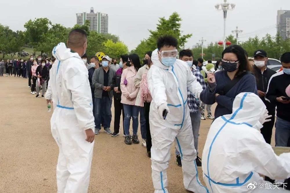 遼寧民眾大排長龍等候接種疫苗。   圖：翻攝自微博