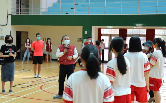 9月1日為學校實體開學日，新北市長侯友宜巡訪新埔國中關心開學及防疫準備。   圖：新北市教育局提供