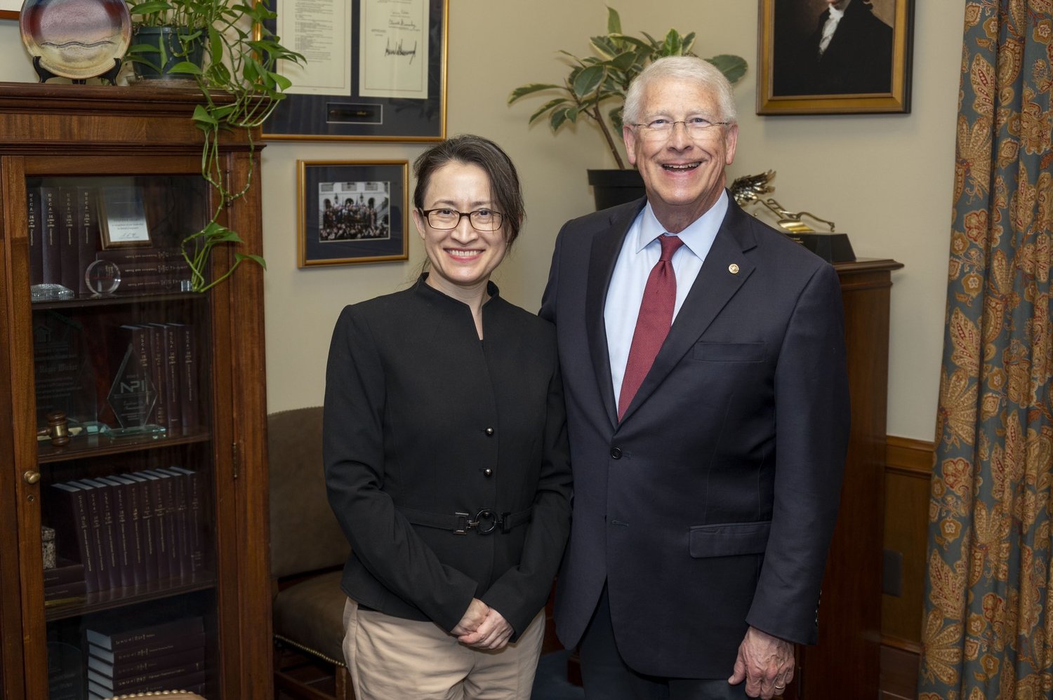 美國共和黨參議員威克（Roger Wicker）表示，他與我國駐美代表蕭美琴(左)當面討論關於台美共同防禦的重要議題。 圖: 翻攝自推特