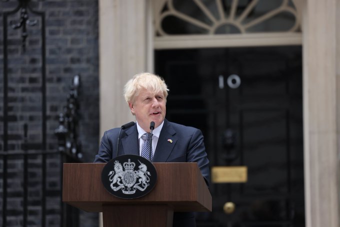 英國首相強生7 月 7日在唐寧街官邸外發表辭職演說。   圖: 翻攝自Boris Johnson推特（資料照）