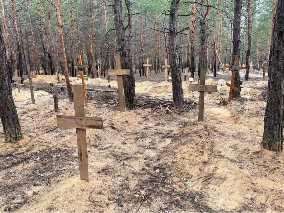 數百座墳墓上插有簡單的木製十字架，但無標記死者身分。   圖: 翻攝自烏克蘭國防部推特