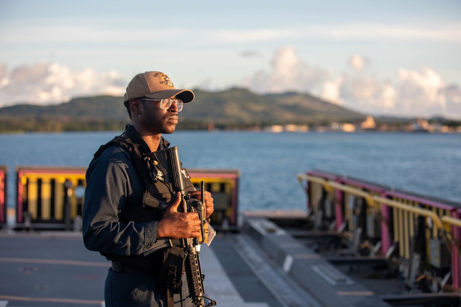 美國海軍士兵正準備從關島阿普拉港返回朱姆沃爾特號驅逐艦。   圖: 翻攝自 U.S. Navy 推特