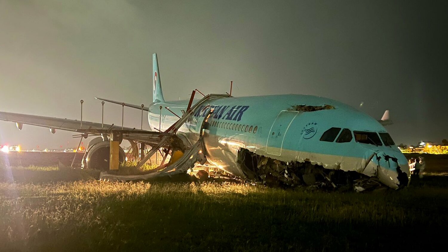 大韓航空班機降落在菲律賓宿霧機場時衝出跑道，機身嚴重損毀。   圖:翻攝自L_ThinkTank 推特