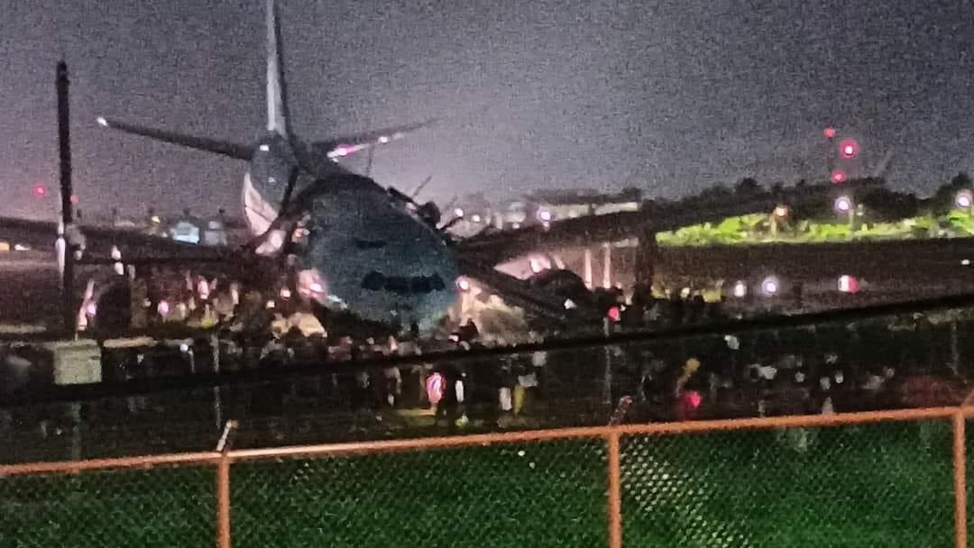 大韓航空及搜救人員在深夜大雨中撤離飛機上173 人，乘客都已經安全安置在附近飯店。   圖:翻攝自@happyphillPH推特