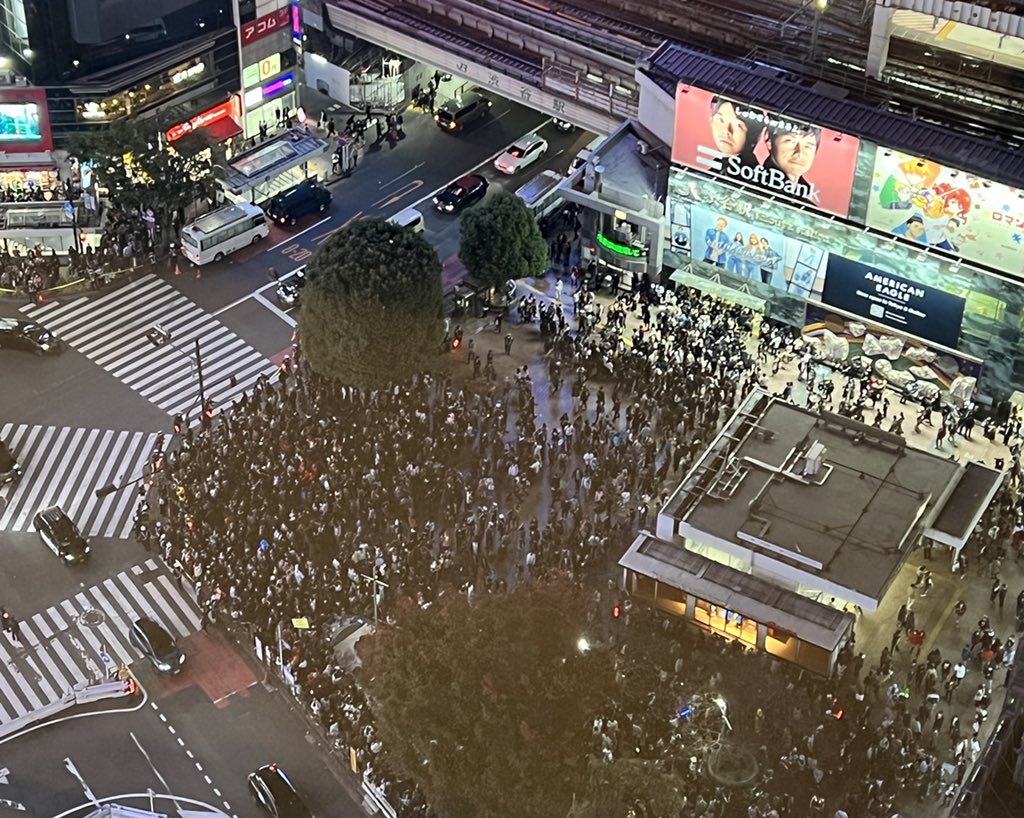 日本東京澀谷街頭 29 日晚間聚集大量人潮。   圖: 翻攝自 Andy Milonakis  推特