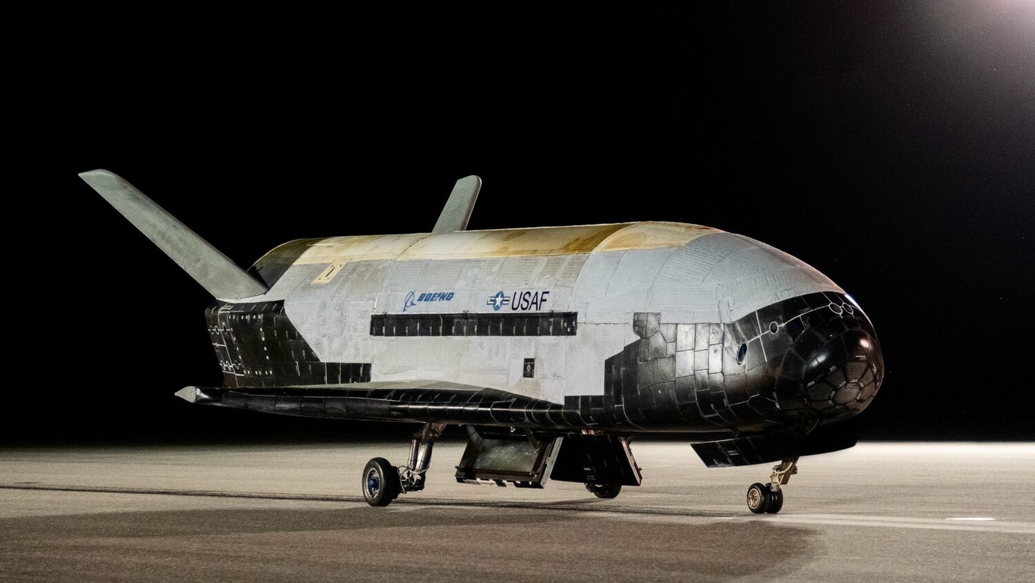 波音公司建造的 X-37B 太空無人機繞行地球軌道 908 天後，於  22 日降落佛州甘迺迪太空中心。   圖: 翻攝自波音推特